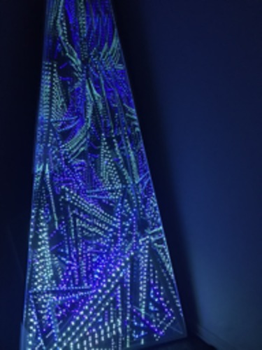 Sculpture d'angle LED bleu / violet / vert