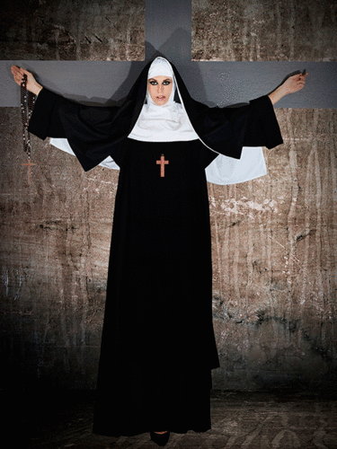 Olga : Nun on cross (loin)