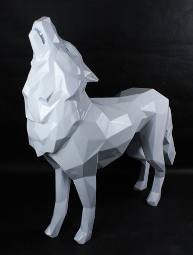 Loup hurlant blanc